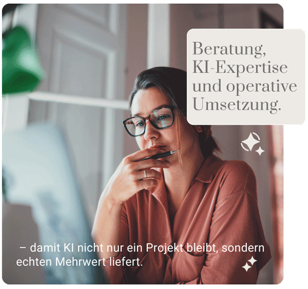 Bild mit einer Person mit Brille vor dem Monitor