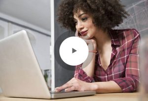 Frau vor Laptop mit lockigen Haaren