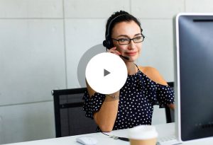 Frau vor einem Bildschirm