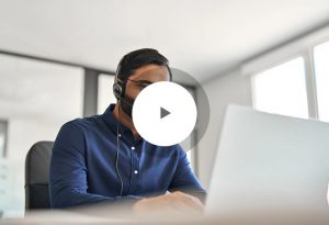 Mann vor Laptop mit headset