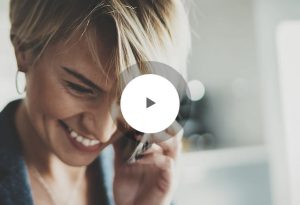 Zufriedene Person am Telefon