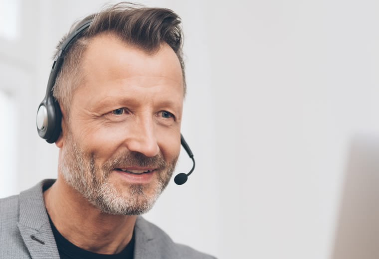 Qualitätsmanagement Mann mit Headset und positiven Gesicht