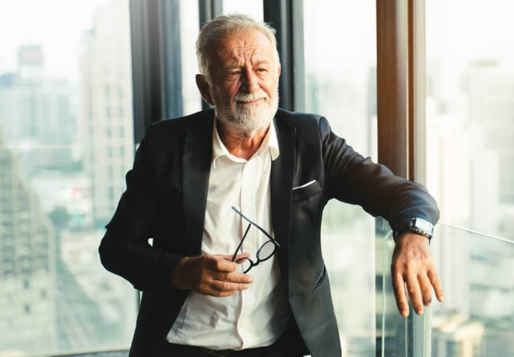 Finanzdienstleistungen Entspannter älterer Mann