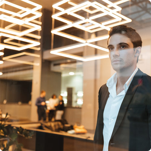 Midmarket-Partner_hotel_small Mann in Hotel Lobby