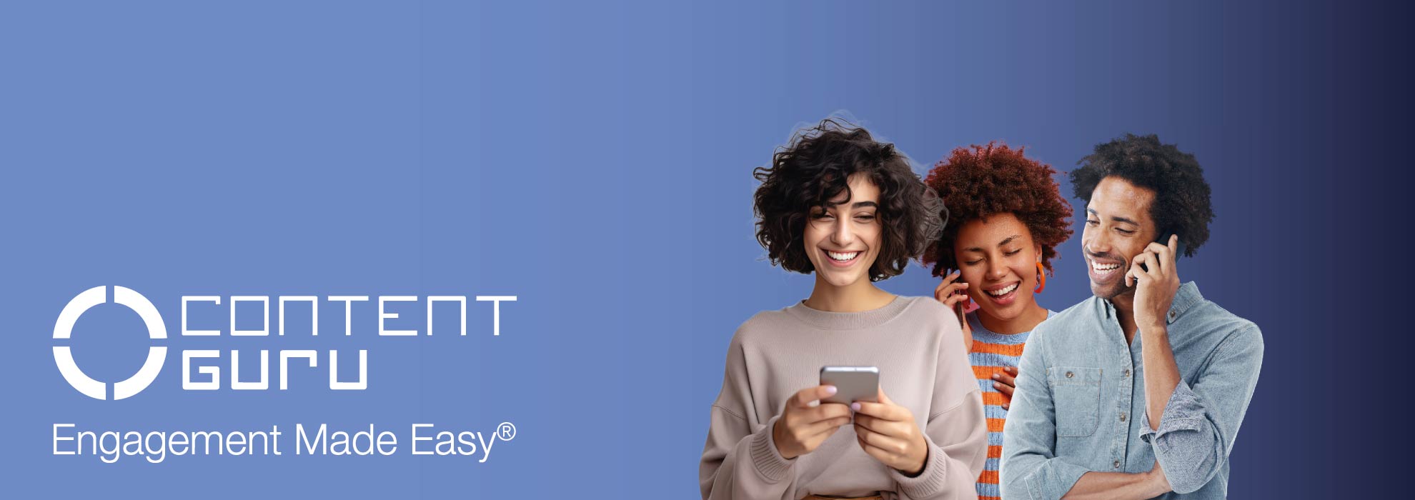 Die Weltweit führende Cloud-CX-Lösung von Content Guru bringt Contact Centern die volle Power von KI & innovativer Technologie in Ihre Kundenkommunikation. 3 Personen stehen mit einem Smartphone zusammen